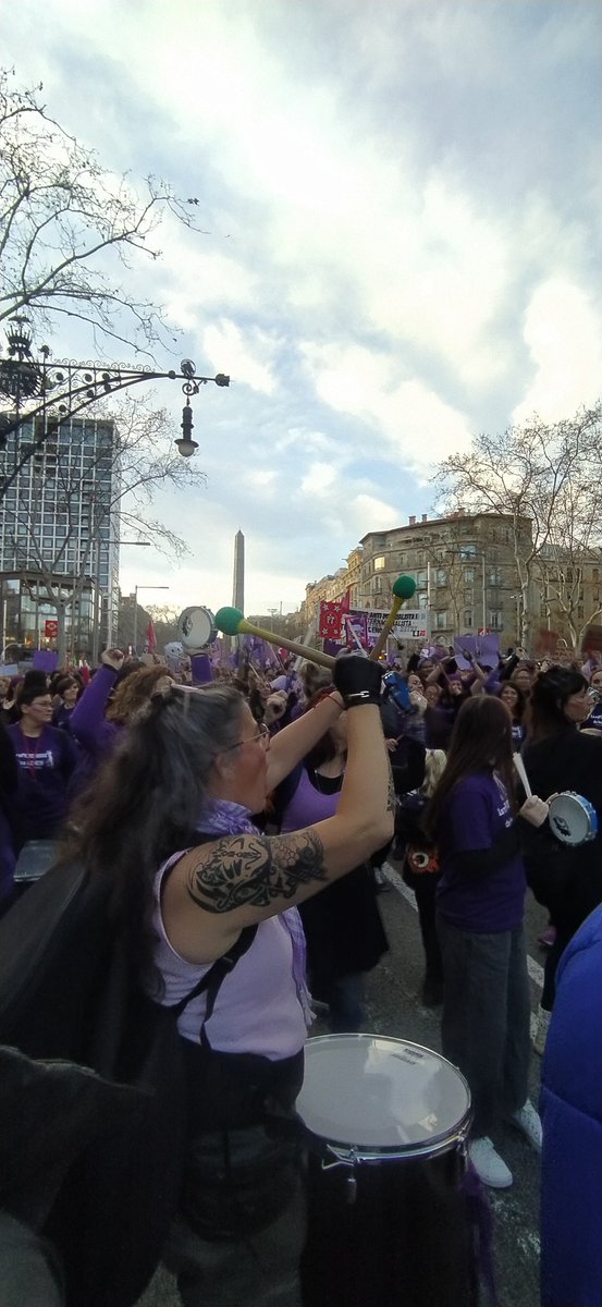 evelyn7am's tweet photo. Así se vivió este #8marzo2024 en #Barcelona. La marcha se dió con mucha energía, llena de música, bailes y consignas feministas. Incluso contó con la participación de "castells", construcciones humanas en forma de torre típicas de Cataluña. https://t.co/MYyTlaIYa8