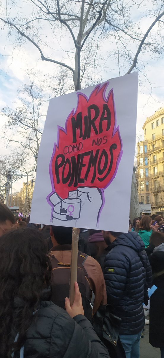 evelyn7am's tweet photo. Así se vivió este #8marzo2024 en #Barcelona. La marcha se dió con mucha energía, llena de música, bailes y consignas feministas. Incluso contó con la participación de "castells", construcciones humanas en forma de torre típicas de Cataluña. https://t.co/MYyTlaIYa8