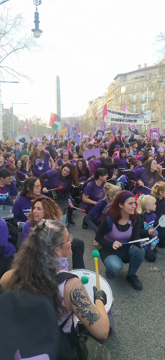 evelyn7am's tweet photo. Además, la #VagaFeminista8M contó, una vez más, con la presencia de miles de personas de todas las edades. #Barcelona https://t.co/f8IChP9a80