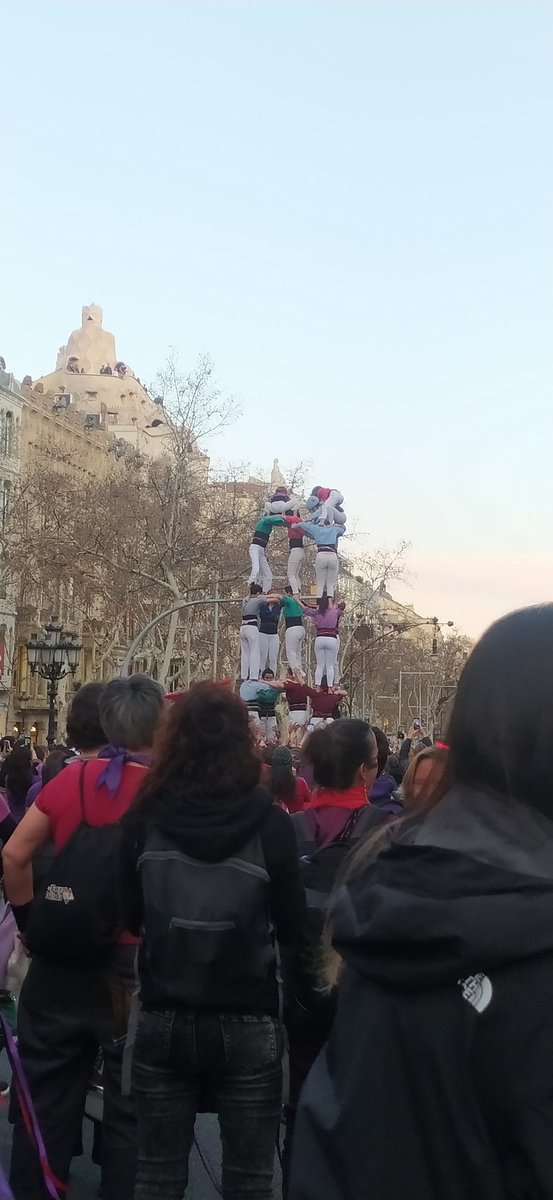 evelyn7am's tweet photo. Así se vivió este #8marzo2024 en #Barcelona. La marcha se dió con mucha energía, llena de música, bailes y consignas feministas. Incluso contó con la participación de "castells", construcciones humanas en forma de torre típicas de Cataluña. https://t.co/MYyTlaIYa8