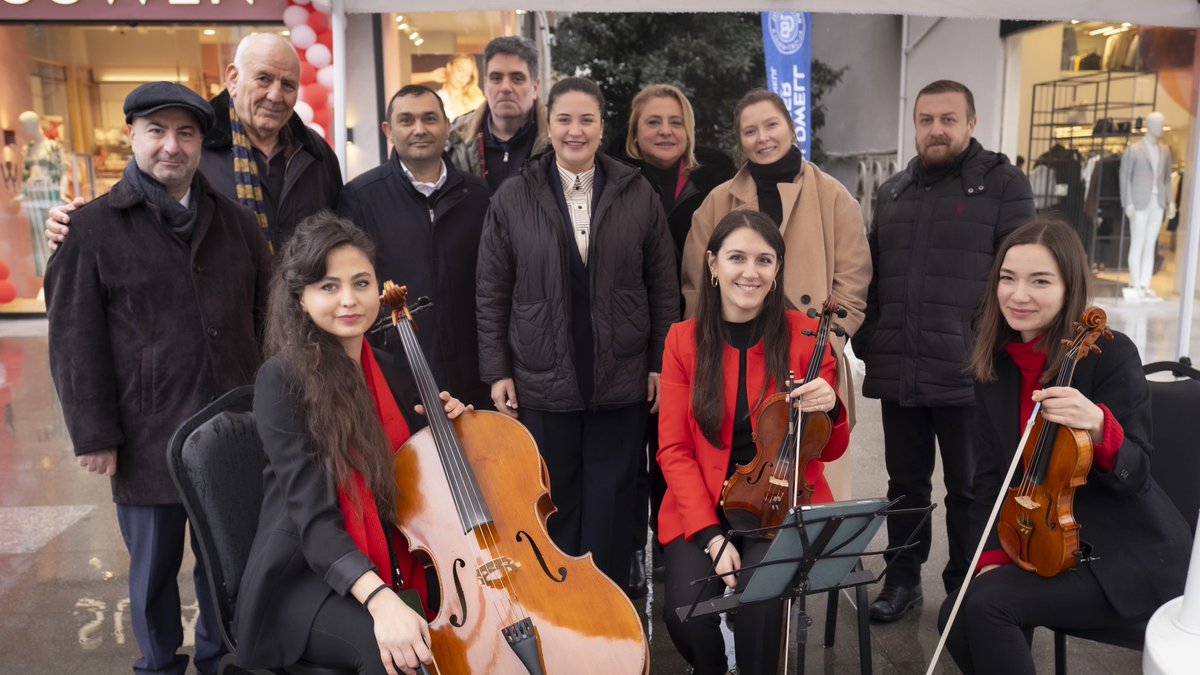 dursunnkubraa's tweet photo. Bağdat Caddesi Derneği’nin Dünya Emekçi Kadınlar Günü münasebetiyle düzenlediği Trio Dinletisi etkinliğine katıldım. 

Siyasetin yoğun temposundan zaman buldukça sanatın ve sanatçının yanında olmak adına her zaman vakit ayıracağıma söz veriyorum. https://t.co/kwJXjdvsic