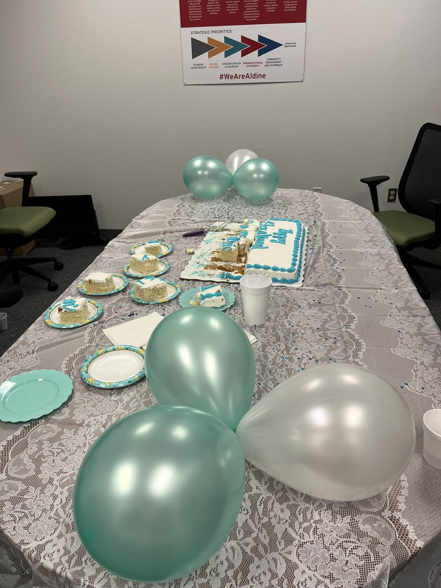 Mbkamm's tweet photo. Sending a Thank You to our Coordinator of Speech &amp; Speech Leads for honoring our Bilingual Diagnosticians, Diagnostician Leads, &amp; Coordinator of Diagnosticians! And Thank You to our SPED Counselors for the pastries at our meeting today! #DiagWeek #MyAldine @aldinesped https://t.co/kK5L6mxIVN