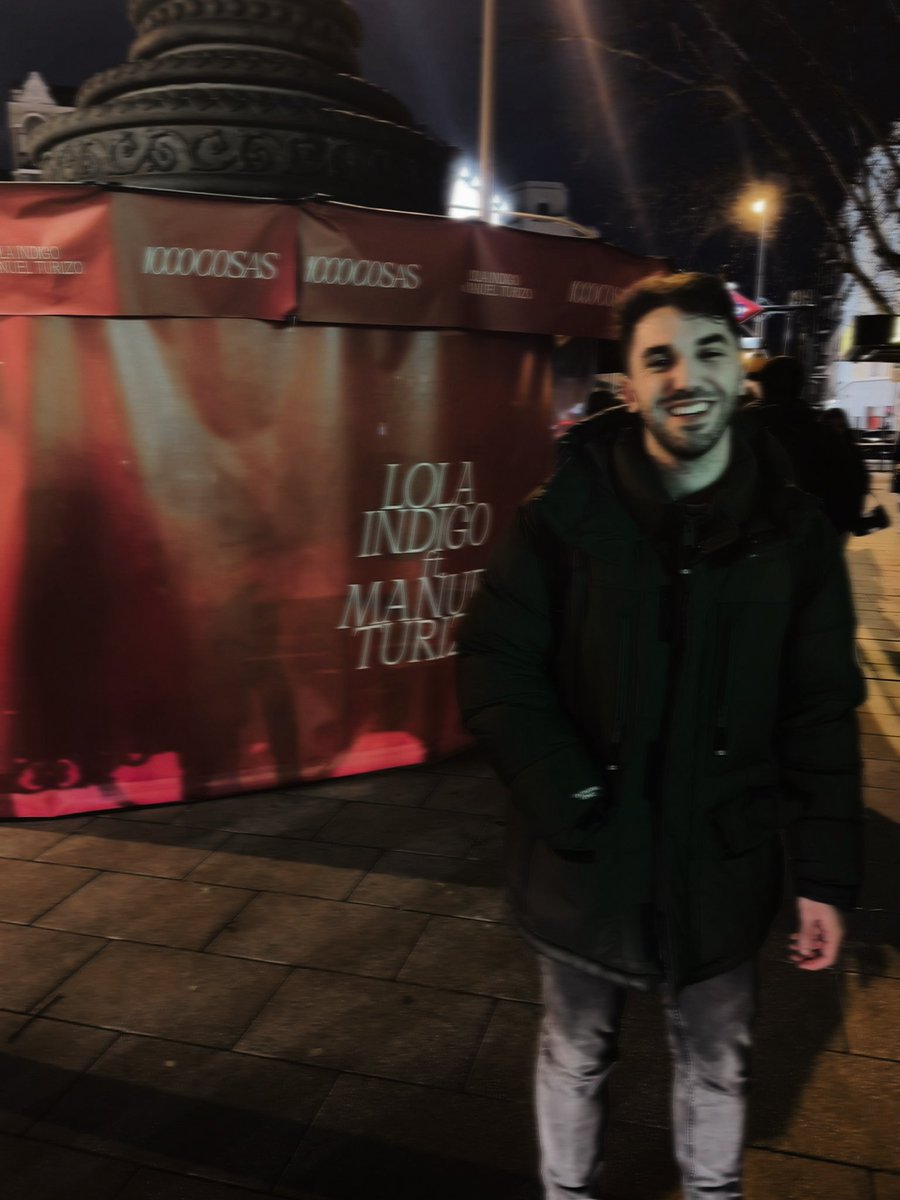 itspaullse's tweet photo. No he llegado a coger una rosa pero por lo menos he podido ver el puestecito 🥺🌹 @lolaindigomusic #1000COSASOUTNOW https://t.co/gU8eqNczuZ