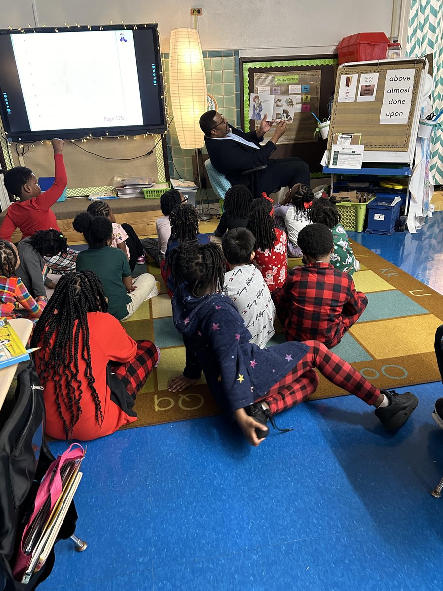 📚🌟 Imagination soared high at Normandy Schools Collaborative during Read Across America! 🎉 NSC Superintendent Dr. Michael Triplett sparked joy and excitement as he brought books to life for Jefferson Elementary Students. Let's keep the magic of reading alive! 🚀