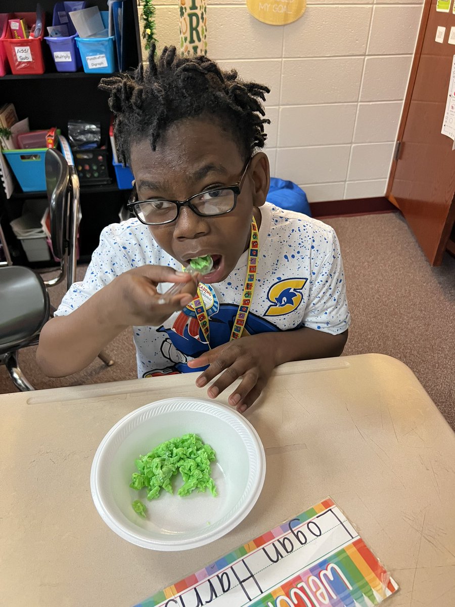 MsMarks_HES's tweet photo. We love green eggs and ham! 💚 https://t.co/vtVyaWZXpU