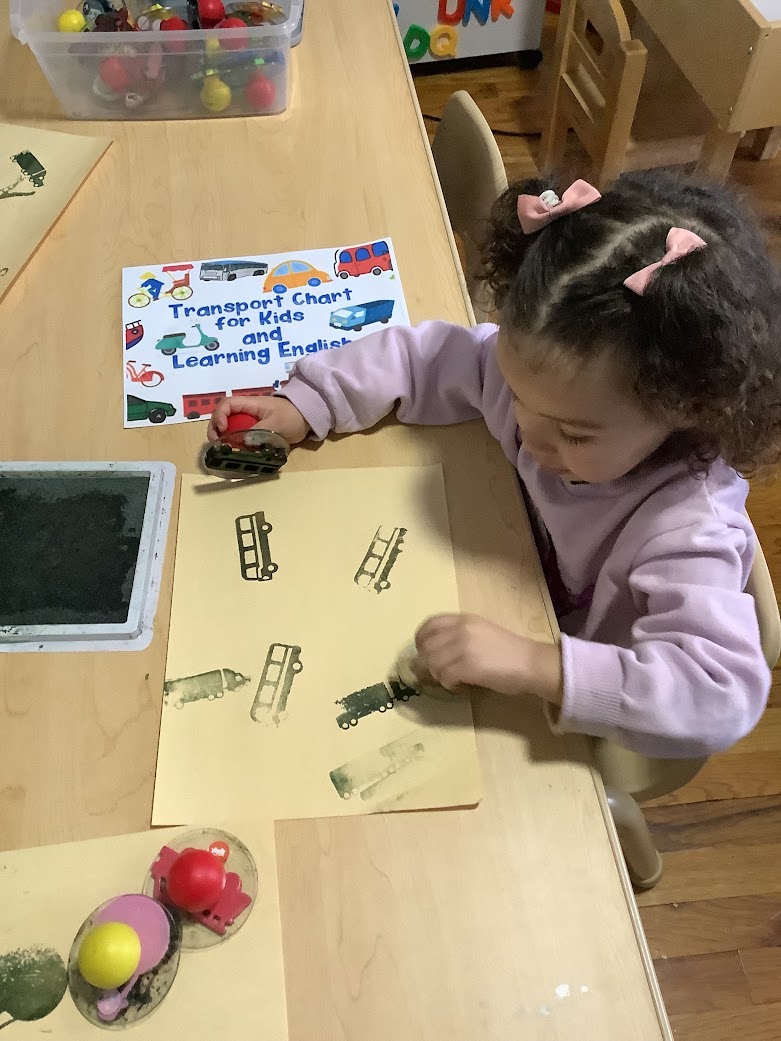 Today we gave our friends some ink pads and vehicle stampers . They had fun  exploring with vehicle stamping.
#playfuldiscoveriesii #playfuldiscoveries #groupfamilydaycare #nycdaycare #earlylearning #kidsartsandcrafts #artstamping #inkstamp #peopleandobjects #vehicles #openroads