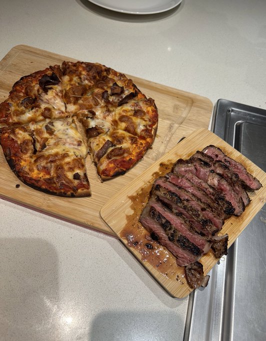 Steak &amp; pizza for fight night 🥊 https://t.co/joGZwMEgG4