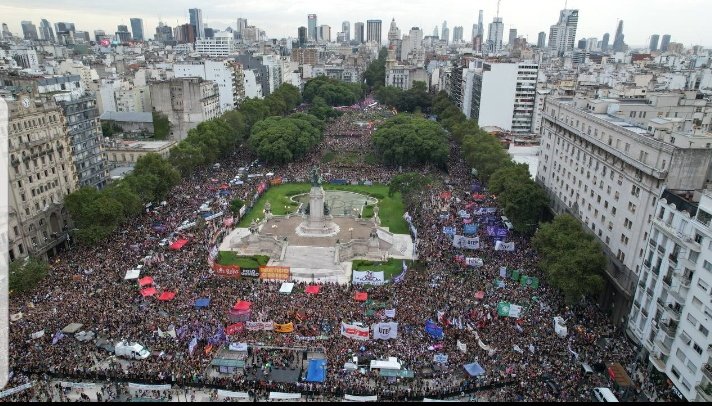 La vimos. Como siempre Acá está el otro Salón de las Mujeres Argentinas. Lucía Hernández 📷