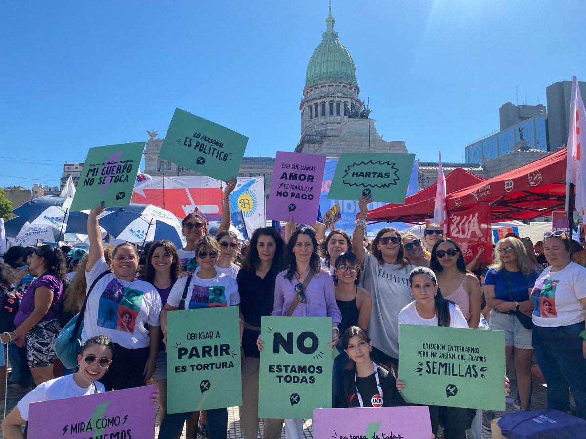 vivianadirolli's tweet photo. Nuestros cuerpos, nuestro trabajo, nuestra autonomía.  
SON NUESTROS DERECHOS.

#DiaDeLaMujer #8deMarzo https://t.co/pRaRofd6LR