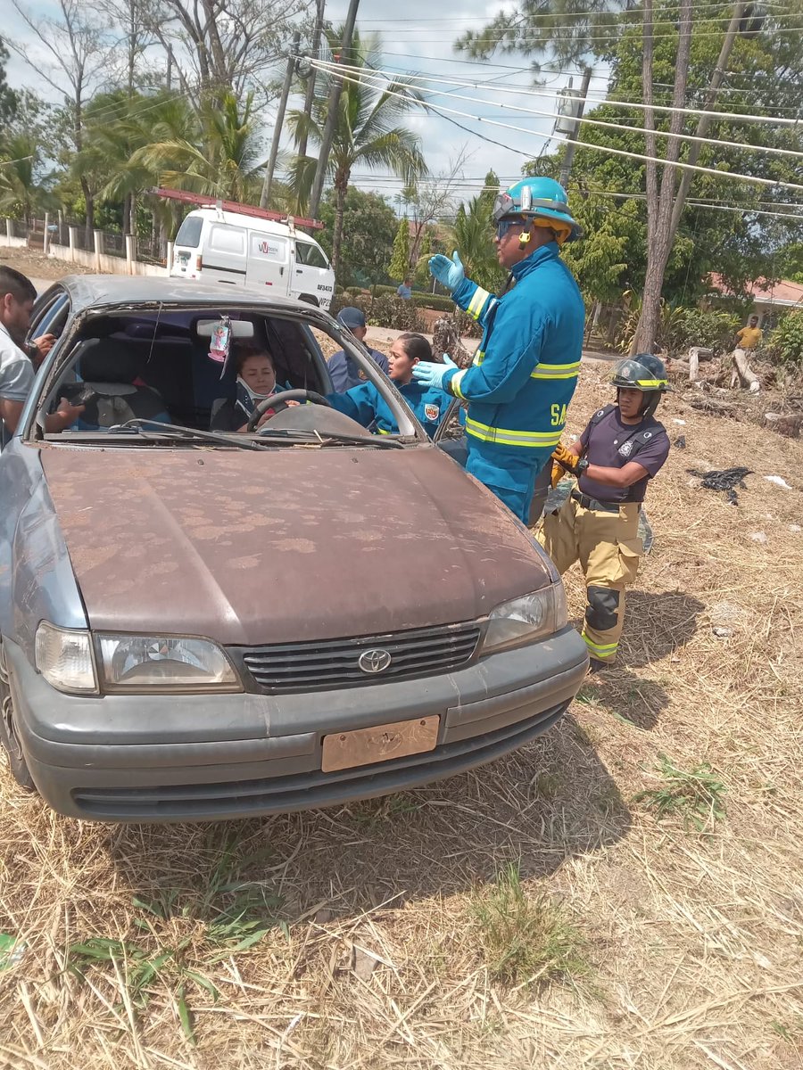 Accidente de vehículos en la entrada de  Urbanizacion San Antonio se trataba de una colisión entre un pick up y un sedan en el lugar una persona herida trasladad por el personal Samer.