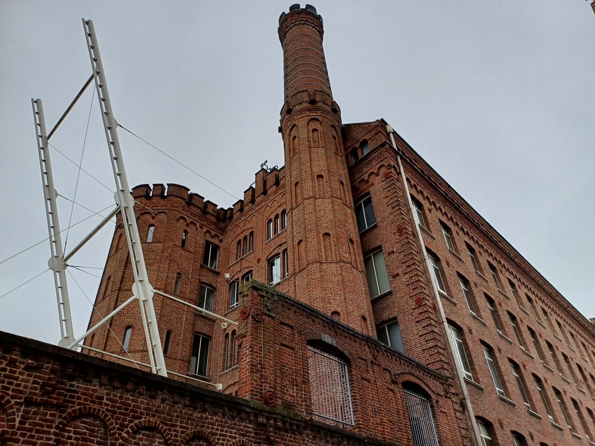 gflo76's tweet photo. Véritable château-fort industriel où se trouvait l'ancienne filature Motte-Bossut, le bâtiment des @ANMT_fr est impressionnant.
Jules #Guesde, grand instigateur de la pénétration du marxisme en France pour la lutte politique, veille au grain à #Roubaix #socialisme @AphgNPDC https://t.co/xI6T2vpEnu