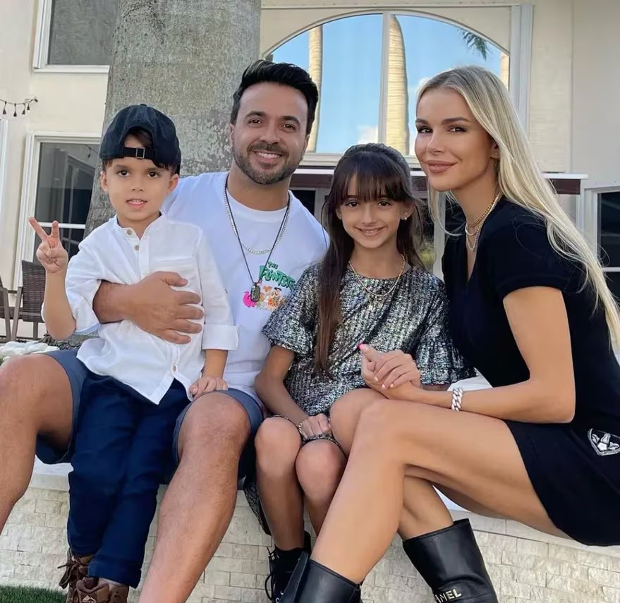 LuisFonsi's tweet photo. #TB Con mi polo a tierra, mi familia. ❤️ https://t.co/1Wrf8sxEdN