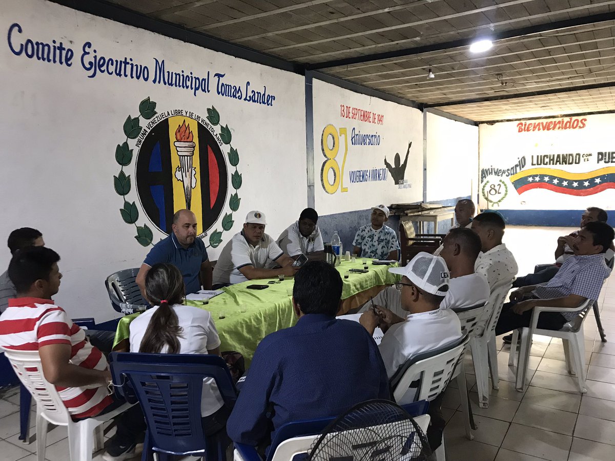 Reunión con nuestros líderes ADecos del eje Tuy, evaluando padrón electoral y trazando estrategias para fortalecer las estructuras electorales de cara a una #CandidaturaUnitaria. Proximamente gran abrazo ADeco Mirandino. Sec General Seccional @ADIsraelHerrera #LasBasesDeciden