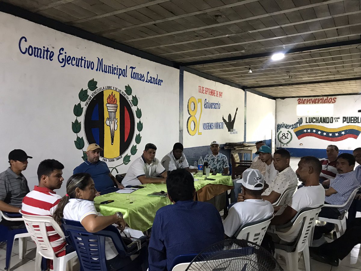 CES_MirandAD's tweet image. Reunión con nuestros líderes ADecos del eje Tuy, evaluando padrón electoral y trazando estrategias para fortalecer las estructuras electorales de cara a una #CandidaturaUnitaria. Proximamente gran abrazo ADeco Mirandino.

Sec General Seccional 
@ADIsraelHerrera

#LasBasesDeciden