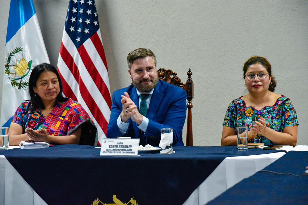 usembassyguate's tweet image. En el marco del #DíaInternacionalDeLaMujer, #EmbBradley y @KarinHerreraVP se reunieron con jóvenes de los Pueblos Indígenas para intercambiar experiencias y perspectivas para construir una #GUA🇬🇹 más #democrática, #próspera, y #segura. Por medio de programas como Jóvenes…
