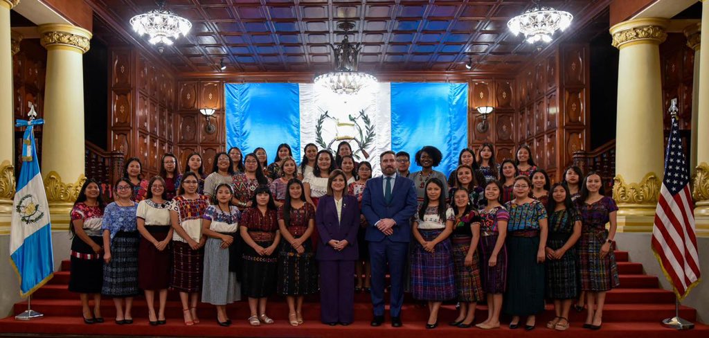 usembassyguate's tweet image. En el marco del #DíaInternacionalDeLaMujer, #EmbBradley y @KarinHerreraVP se reunieron con jóvenes de los Pueblos Indígenas para intercambiar experiencias y perspectivas para construir una #GUA🇬🇹 más #democrática, #próspera, y #segura. Por medio de programas como Jóvenes…