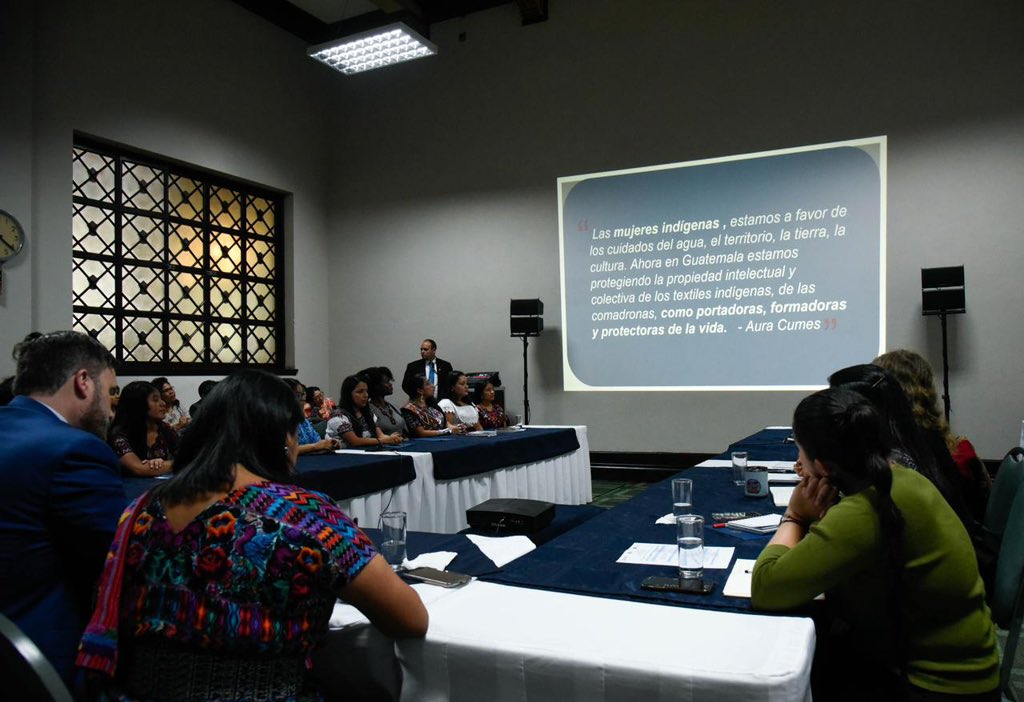 usembassyguate's tweet image. En el marco del #DíaInternacionalDeLaMujer, #EmbBradley y @KarinHerreraVP se reunieron con jóvenes de los Pueblos Indígenas para intercambiar experiencias y perspectivas para construir una #GUA🇬🇹 más #democrática, #próspera, y #segura. Por medio de programas como Jóvenes…