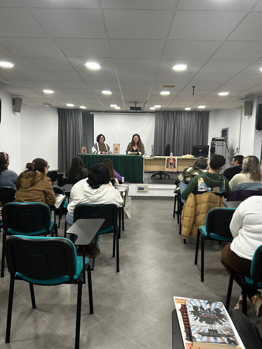 La presentación de “El jardín de la semana Torrealta” con <a href="/IreneaMorales/">Irenea Morales 🥸</a> ha sido estupenda. Una novela que calienta corazones. ¡Se nos han acabado los ejemplares de Irene en el stand de ventas! Todo un éxito <a href="/edversatil/">Ediciones Versátil</a>
