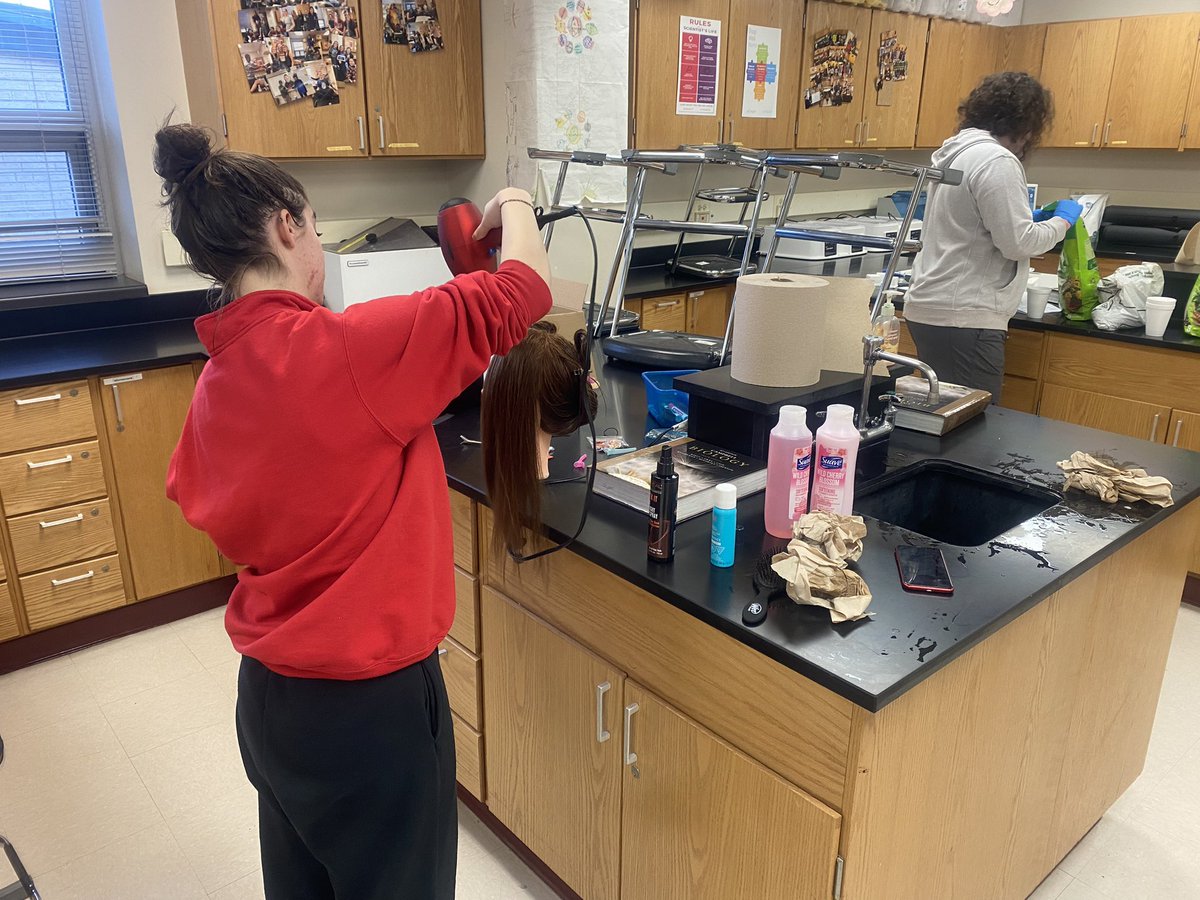 LTurngren's tweet image. Ss in the BHS G.E.M science class are hard at work setting up their  experiments! From the chemistry of the hair care industry, to measuring Daphnia heart rates, to observing radioactive decay….we have it covered! #ownyourlearning @BarringtonHS220 @DrMelissaByrne @BHS_Principal