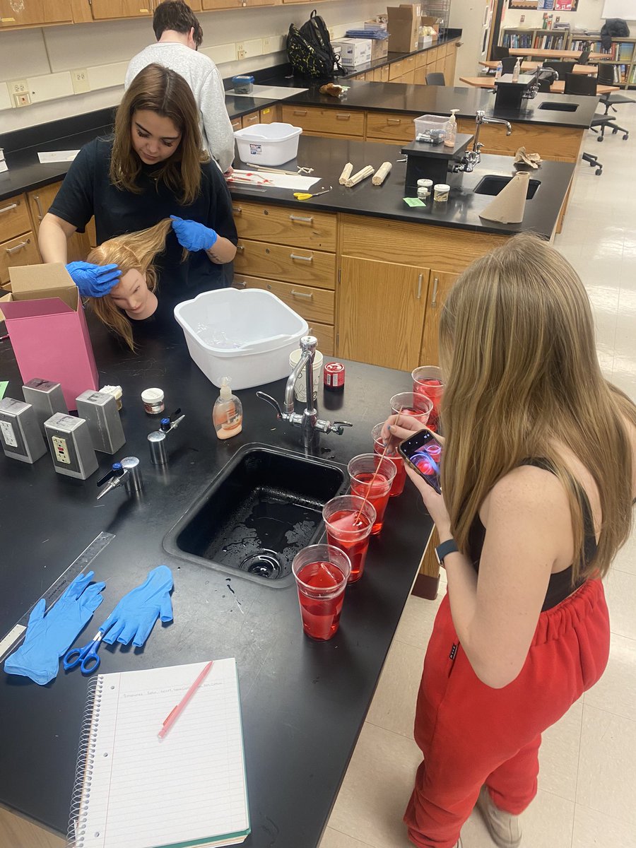 LTurngren's tweet image. Ss in the BHS G.E.M science class are hard at work setting up their  experiments! From the chemistry of the hair care industry, to measuring Daphnia heart rates, to observing radioactive decay….we have it covered! #ownyourlearning @BarringtonHS220 @DrMelissaByrne @BHS_Principal