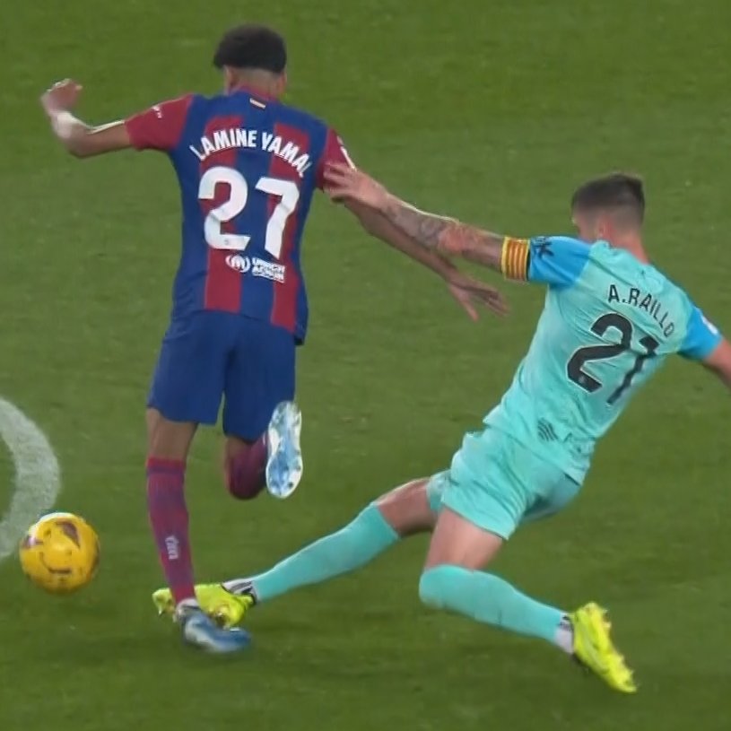 Zona_Blaugrana's tweet photo. Cada vez que veo una entrada criminal a Lamine Yamal se me aparece la imagen de Ansu Fati y cómo le jodieron la carrera, aquí no han señalado ni falta... https://t.co/Y42ZwihJY1