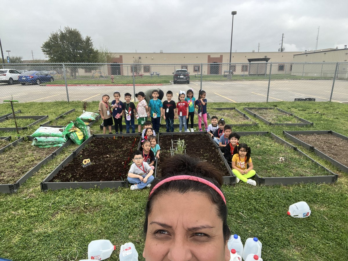 BannisterInbox's tweet photo. #gardening at our School garden @kujawa_primary we planted pumpkin and melon seeds @ibpyp @HeadStartgov @Primary_AISD #teacherlife #love @Hughey1Kathy @ShanteDavis4466 @MsCrockett_AISD 
@larealyvasquez1 https://t.co/hItTspE4eP