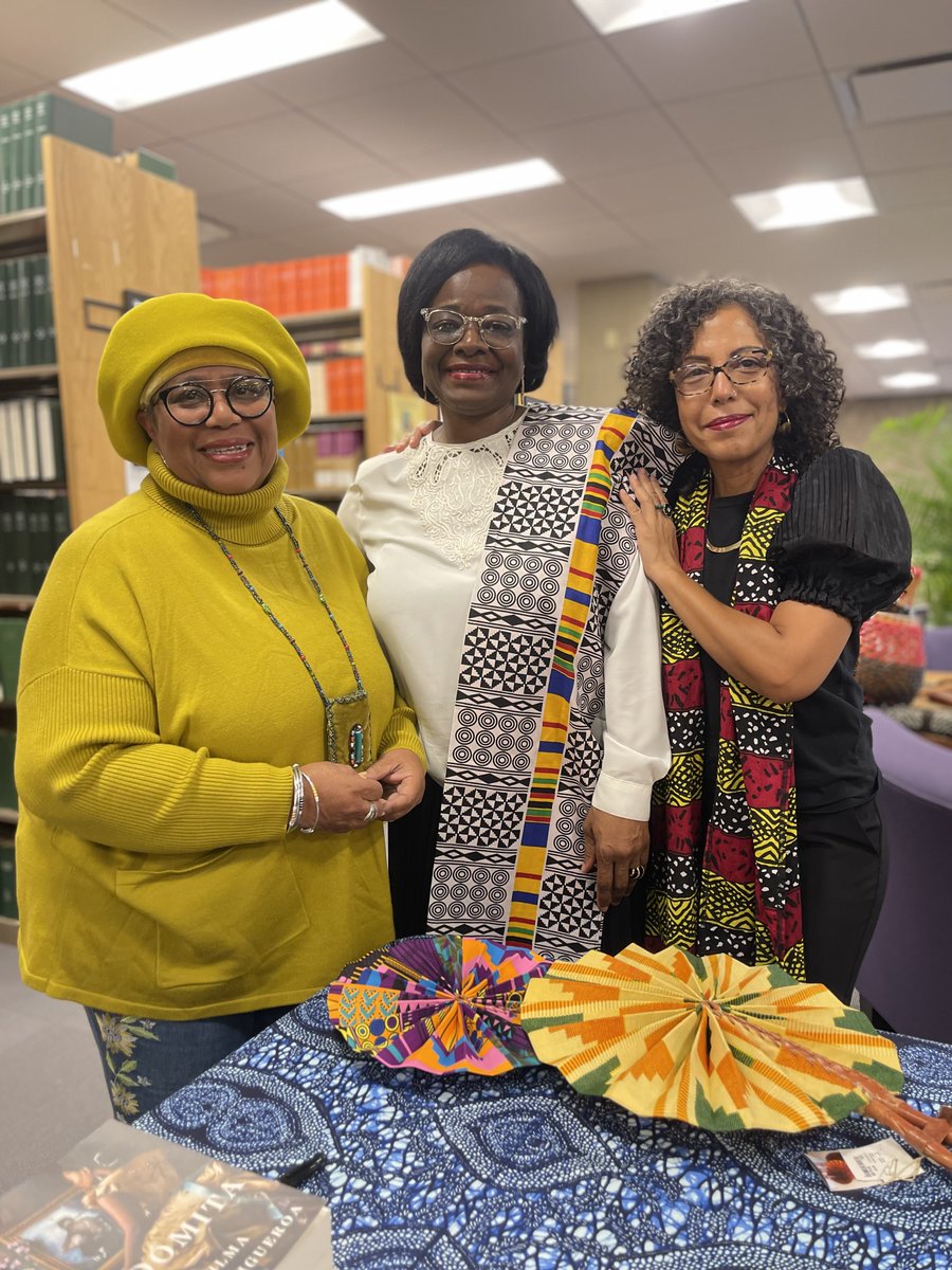 LehmanCollege's tweet photo. Here’s to International Women’s Day and Women’s History Month! 🎉

Yesterday, the Women’s and Gender Studies Program hosted an open mic, book talk, and reading with award-winning novelist @Writer1949 in the @lehmanlibrary.  The conversation was moderated by @LaPoetaMariposa. https://t.co/VjuVlwmCko