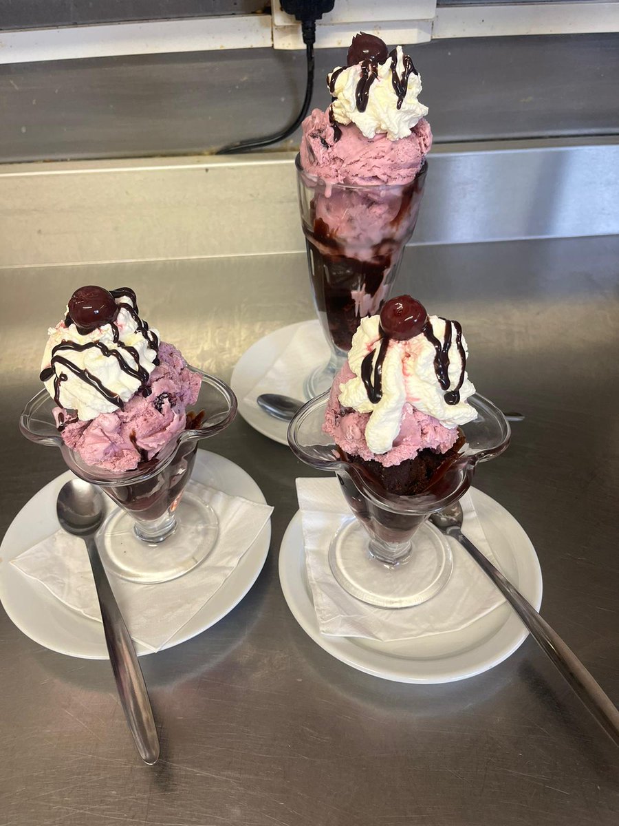 Anvilinncongham's tweet photo. New on the menu, black forest sundae! 😍 🍦 

#kingslynn #Norfolk #pub #realale #gin #menu #icecream #pudding #weekend #weekendvibes https://t.co/5McIeqbKts