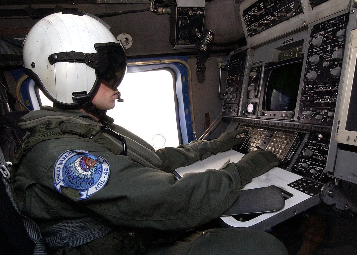 @minoslas @Armada_esp En esta imagen de un SH-60B US Navy de 2004 también llevan 'algo' que parece similar. Es de Panasonic.
Los SH-60B de la Armada están 'tuneados' por @SAESoficial