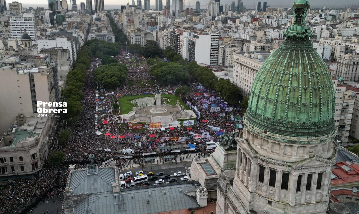 Solanopo's tweet photo. Enorme marcha de la mujer. Para Milei y Bullrich que lo miran por TV. https://t.co/gakoeax5ns