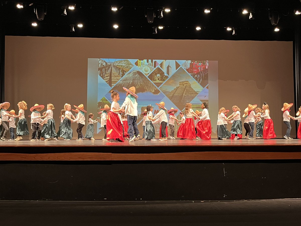 LOWLT's tweet photo. This week Spanish Immersion students at @phescougars hosted Noche de familia. It was a beautiful celebration of Spanish language and Hispanic Cultures! https://t.co/ZJ3ycAhDsU