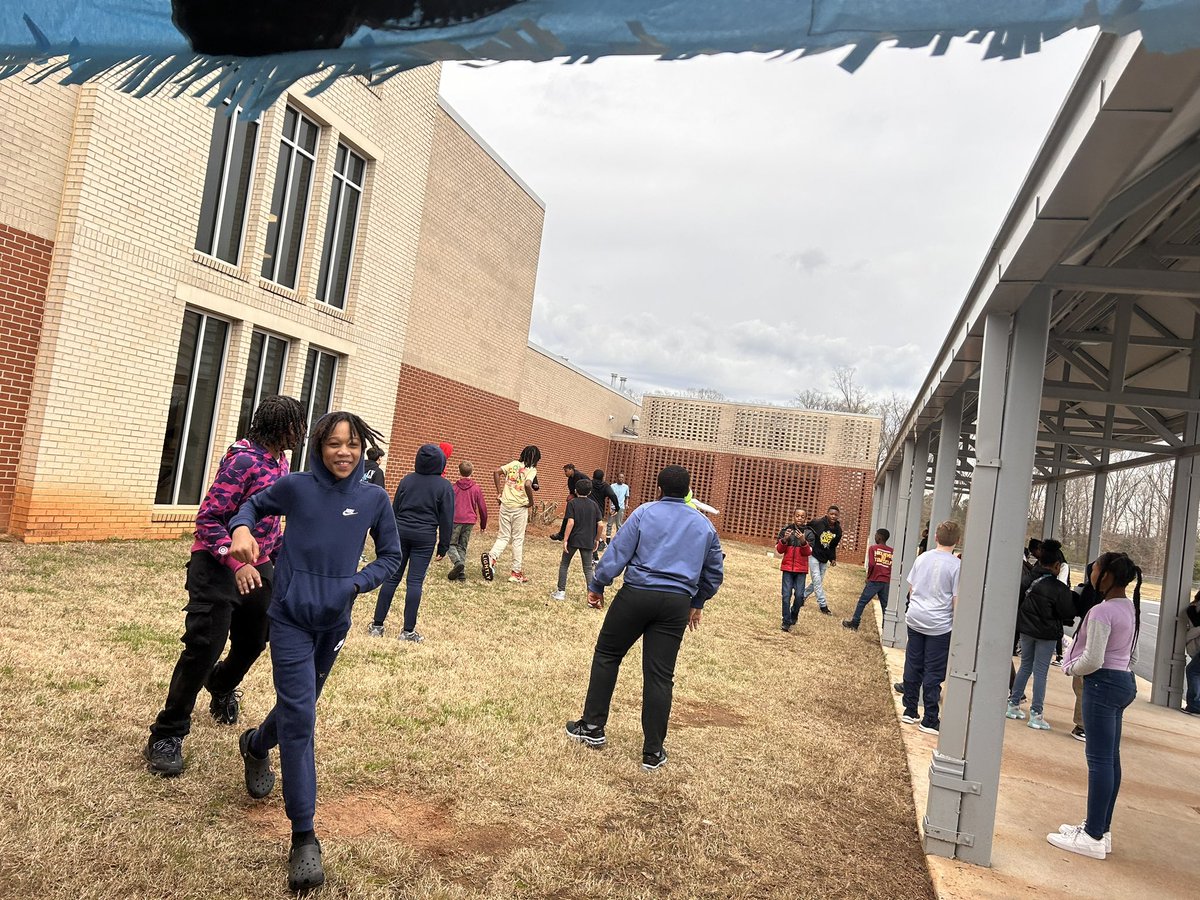 Shoutout to these @WMSHCS 6th graders for growing on their Winter MAP assessment!!! Snow cones + music = #MoreCelebrating @RobynWhiteHCS @wilkerson_banks @serveandlead613