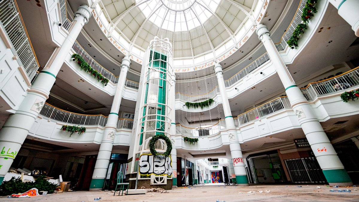 BrightSunFilms's tweet photo. Incredible ABANDONED Mall Frozen In 1990
https://t.co/QfF1yLl2nN https://t.co/3h5PLPoucs