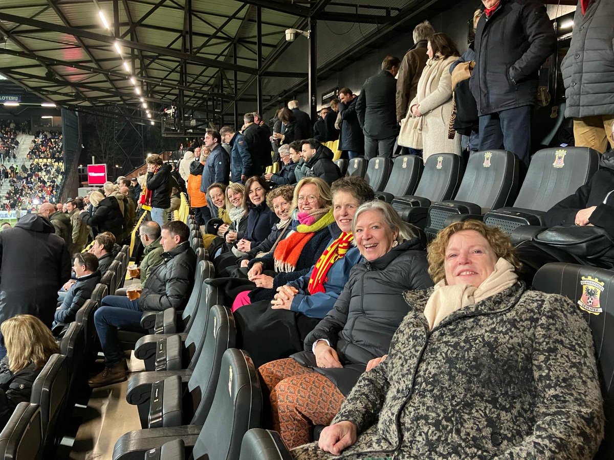 #InternationaleVrouwendag. Met 7 collega bestuurders uit #Deventer en omgeving naar #GAEPSV #Kowet. Sterke vrouwen met hun eigen verhaal. <a href="/IngridTimmer/">Ingrid Timmer</a> <a href="/WendyGoodin73/">Wendy Goodin</a> <a href="/GerriaToeter/">Gerria Toeter</a> <a href="/JudithCompagner/">Judith Compagner</a> <a href="/RosmarynBoender/">Rosmarijn Boender</a> @SietskePoepjes en <a href="/LiesbethGrijsen/">Liesbeth Grijsen</a>. Dank voor de mooie avond