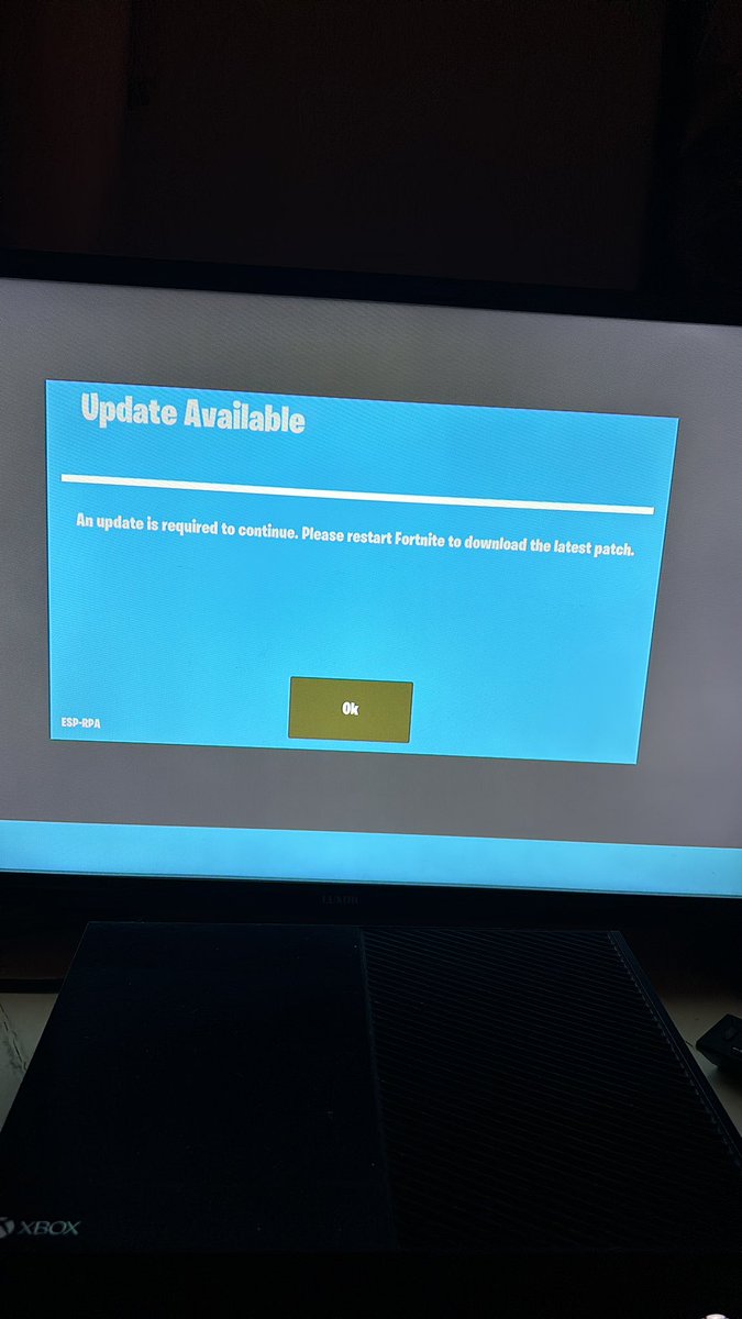 roselisa191's tweet photo. @FortniteStatus Now all I’m getting is this and when I restart it this comes back on screen 😩😩 https://t.co/P6d2avAY89