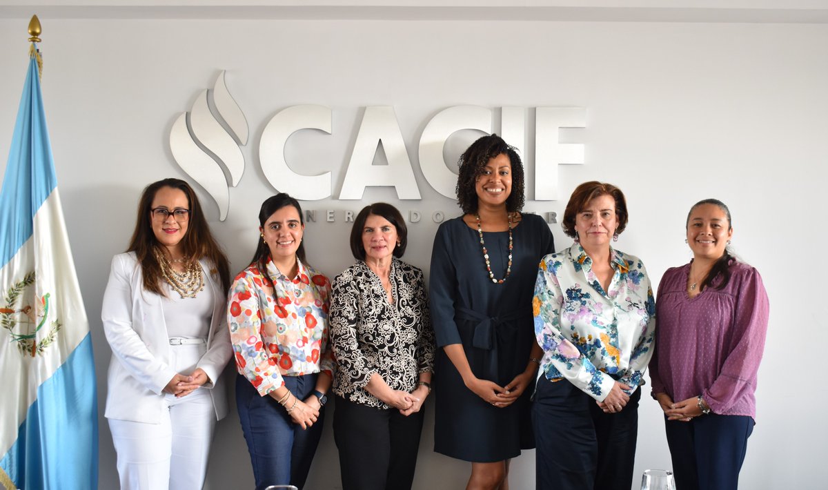 CACIFGuatemala's tweet photo. Directoras de #CACIFMujer recibieron la visita de Kennia Somerville, consejera comercial de la Embajada de Estados Unidos en Guatemala, y Carolina Barrientos, especialista comercial. Se abordaron las acciones que se realizarán en conjunto para fortalecer las capacidades directivas y de liderazgo de las mujeres de los distintos sectores productivos. Asimismo, para acrecentar el comercio bilateral.