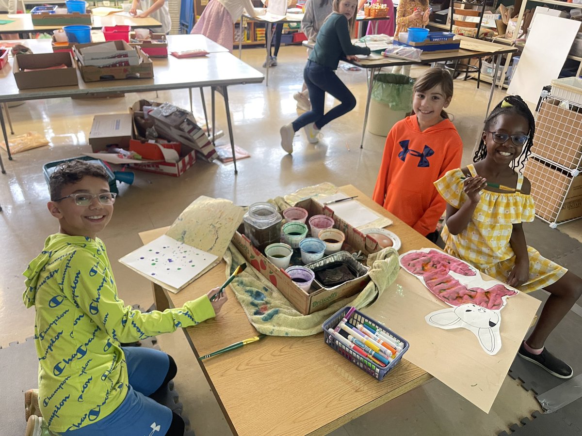 keymaster18's tweet photo. What happens when you give students a voice. We have games based on fortune 500 logos, designing our own robots, wildlife art and experimenting with color mixing. All collaborating, all celebrating each other’s ideas, all in the same room all the same time. @FLBulldogs https://t.co/1YNhZ4Q4qo