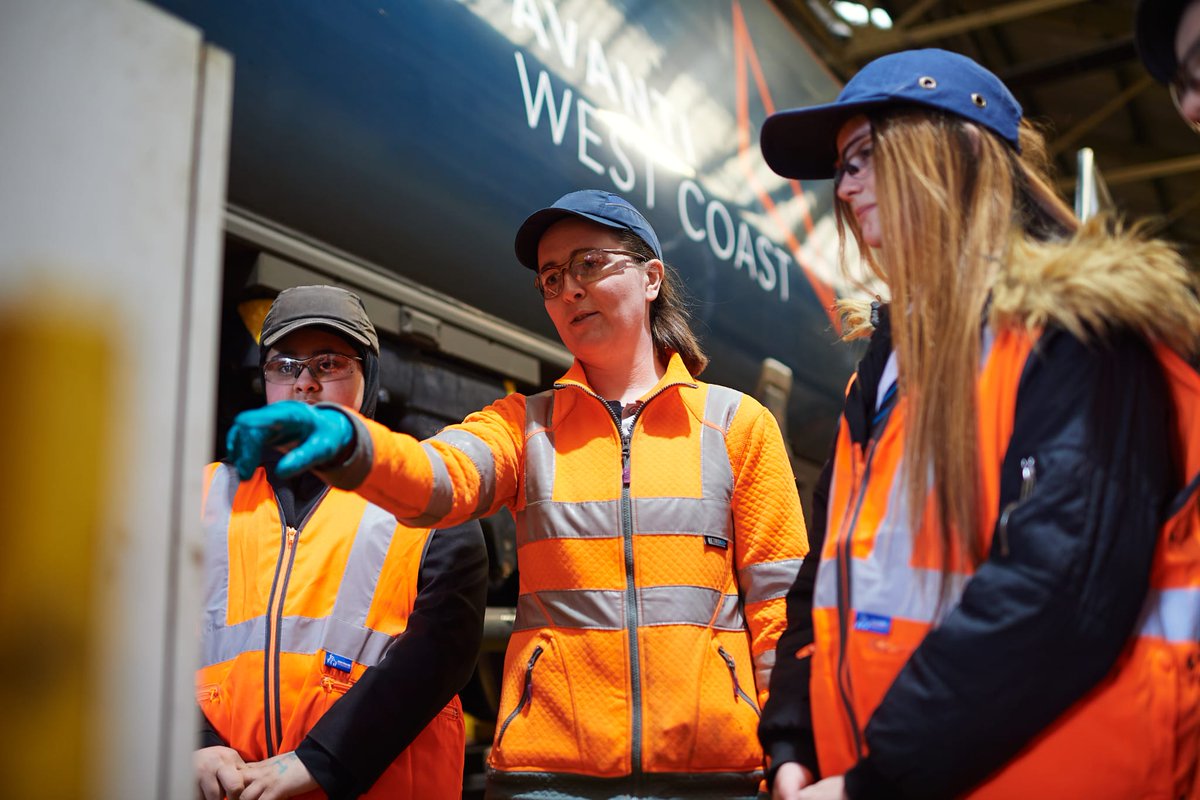 20 pupils from Stoke enjoyed learning about careers in the rail industry on an @AvantiWestCoast Feel Good Field Trip to the @Alstom train depot in Longsight. They had talks from women in rail and interactive activities such as driving a train on VR headsets with @AngelTrains #IWD