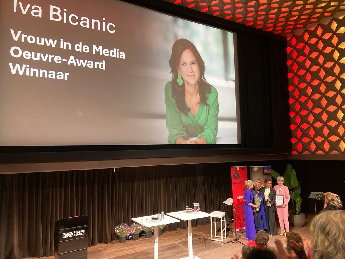 Bedankt voor jullie stem! Ik ben heel blij met de Oeuvre Award Vrouw in de Media🌺
Dank voor de organisatie  <a href="/JannekeVIDM/">Janneke van Heugten</a> en <a href="/MargaMiltenburg/">ZijSpreekt</a> voor al jullie werk!