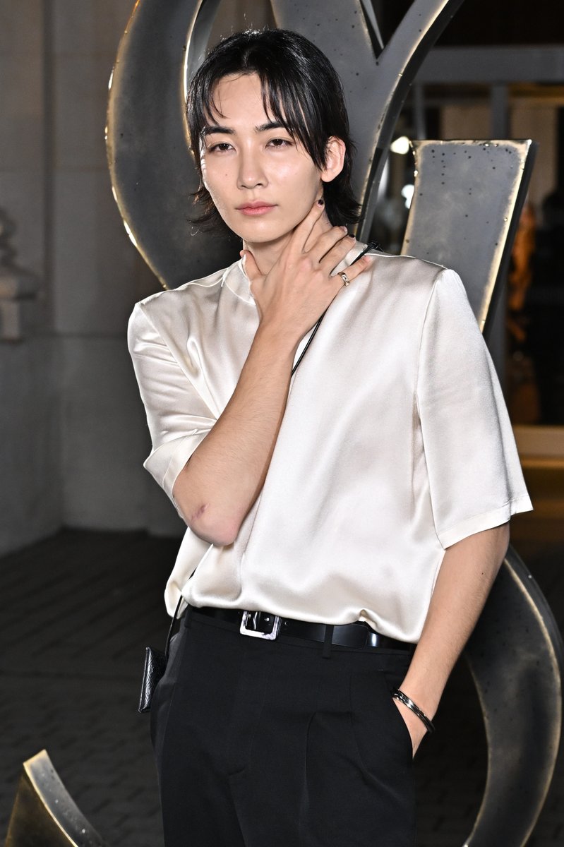 MTV's tweet photo. No surprise, I’ve got 17 reasons, and two photos, to love Jeonghan of @pledis_17’s appearance at #ParisFashionWeek for Saint Laurent 💙 https://t.co/F2m4Vf9vB4