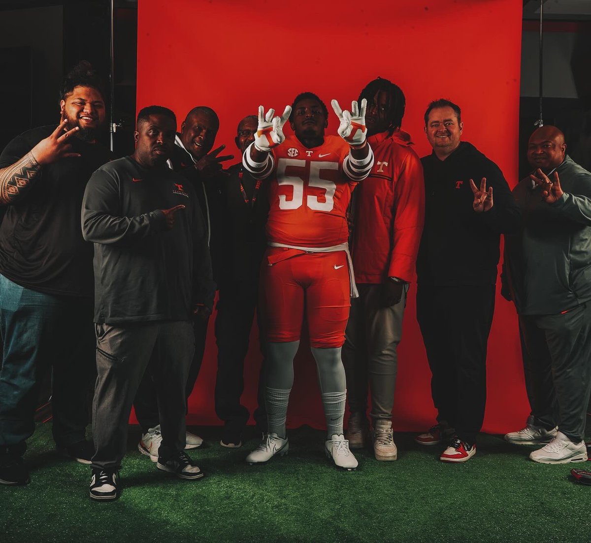 AaronAmaama's tweet photo. Gave my all to Tennessee and in return I got so much more ✊🏽 Vol nation thank you for everything and I truly mean it 🍊 excited for this next step in my journey! Knoxville will always have a place in my heart thank you for accepting me 🤝🏽 https://t.co/7os4CgI5S1