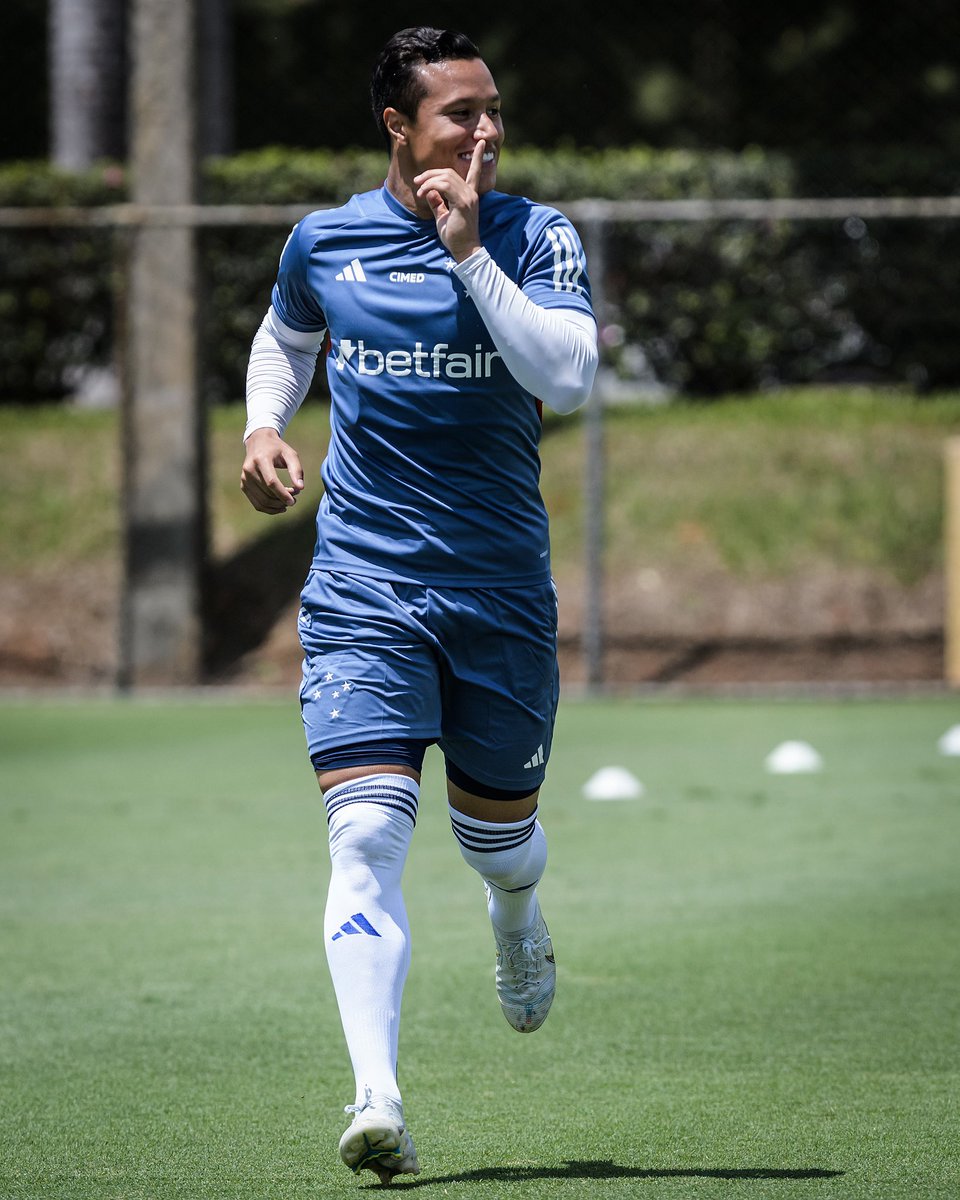 BlogRaposa's tweet photo. Marcelo Karan, empresário do Marlon, esteve hoje na Toca da Raposa 2 e teve uma reunião com a presença do Marlon e da diretoria do Cruzeiro. Agora sim a conversa caminha para que o lateral renove o contrato por mais algumas temporadas com a Raposa.

As partes ainda vão acertar alguns detalhes, mas já um entendimento na questão de luvas e de valores. A expectativa é de que muito em breve esse novo contrato seja assinado pelo Marlon. Já existe um acordo muito próximo. As conversas foram consideradas como muito boa por ambas as partes.

Marlon sempre demonstrou desejo de permanecer no Cruzeiro e o clube sabe que o camisa 3 é um atleta valorizado. Muito em breve o jogador deve acertar essa permanência.

[🗞️: @samuelvenancio] 🎖️
[🎥: https://t.co/UyREkgD19c]