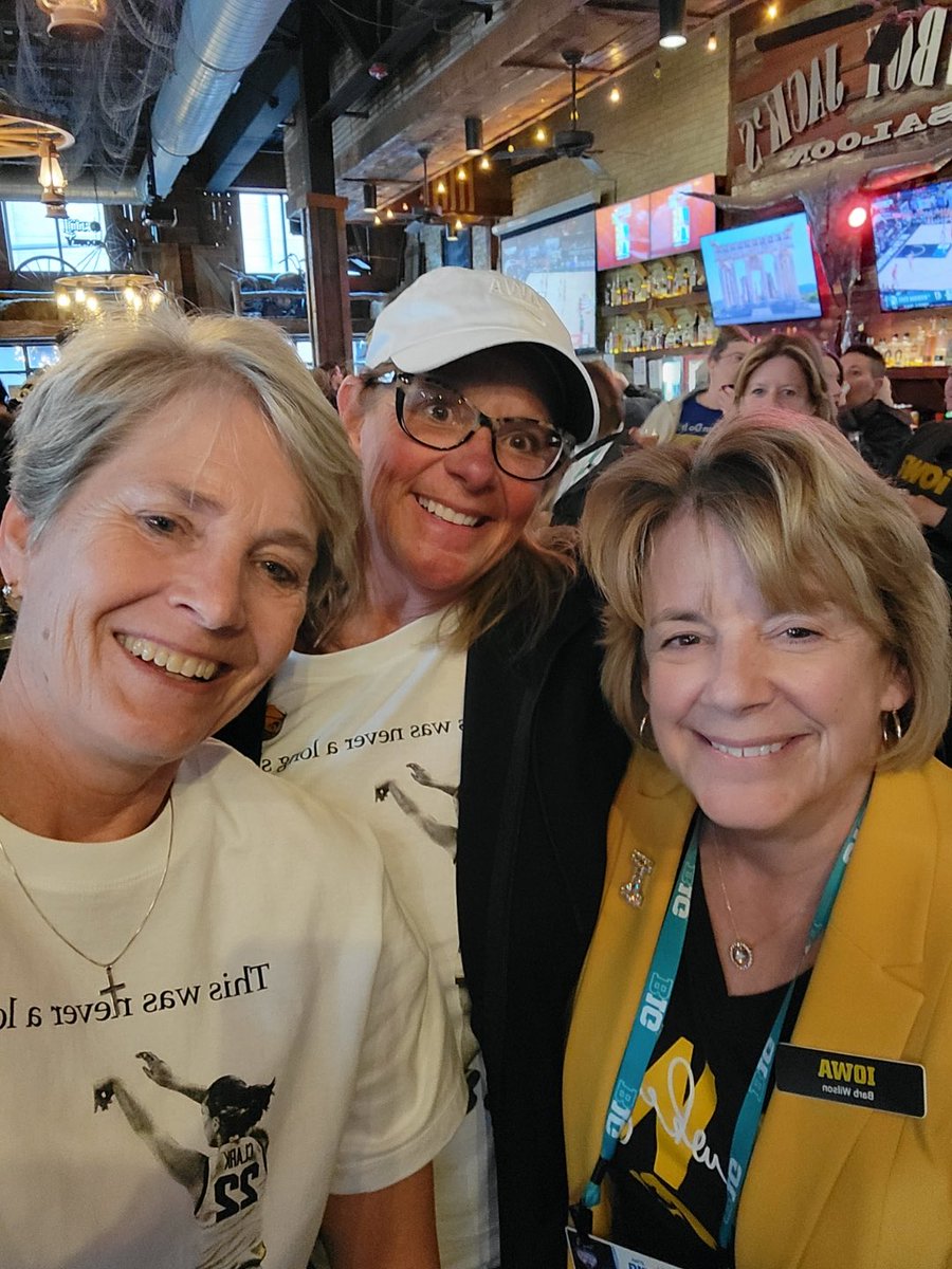 TeresaDaubitz's tweet photo. National Women’s day! President of University of Iowa is in the house! #B1GWWBT-Gooo Hawks! https://t.co/QLSEnMxn8d