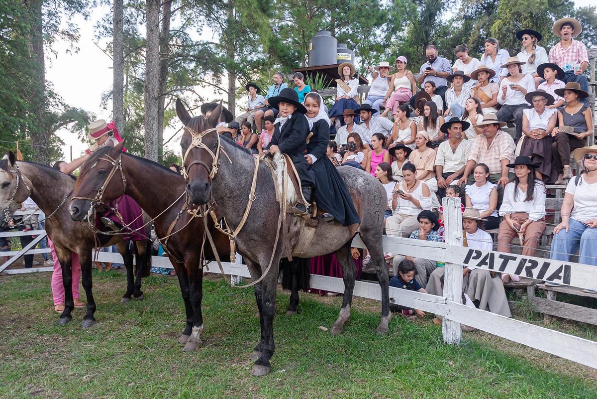 Elección de Gauchito y Paisanita de Sociedades Participantes - CORRAL DE JUANCHO

🐴👦🏻👧🏻 Un momento lleno de ternura y orgullo gaucho, donde nuestros pequeños representan lo mejor de nuestra cultura con su inocencia y carisma. ☺️