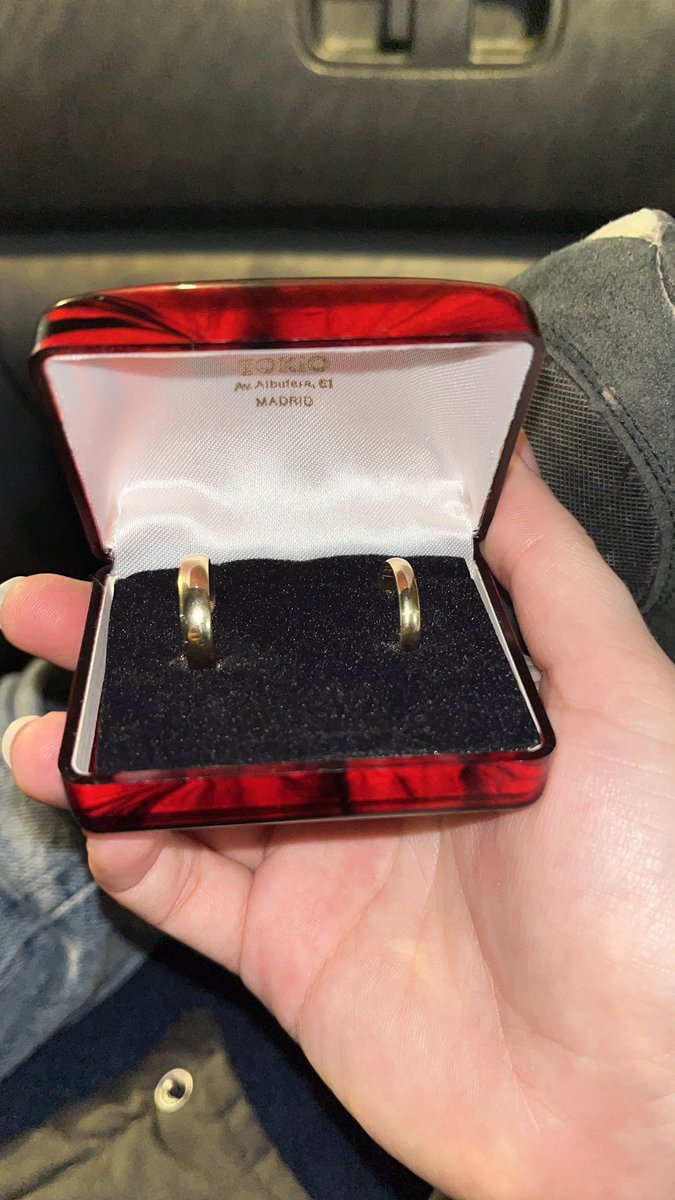 Meeeeeery4's tweet photo. Celebrando que ya tenemos nuestras alianzas🥹 (Dos anillos para gobernarlos a todos) https://t.co/Eq0g84ke6e