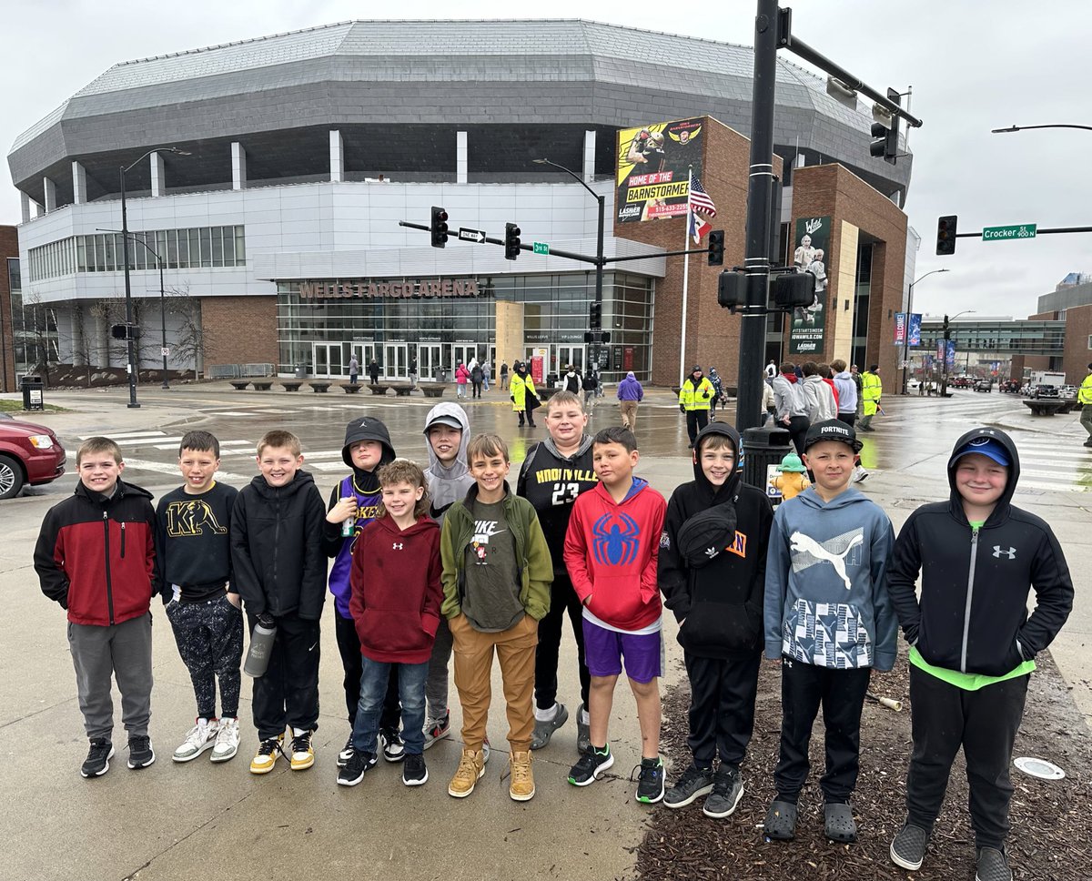 Achieve Together hosting 150+ kids from 12 youth teams and middle schools today at Wells Fargo Arena for championship #iahsbkb! ⭐️ iahsaa.org/achieve/achiev…