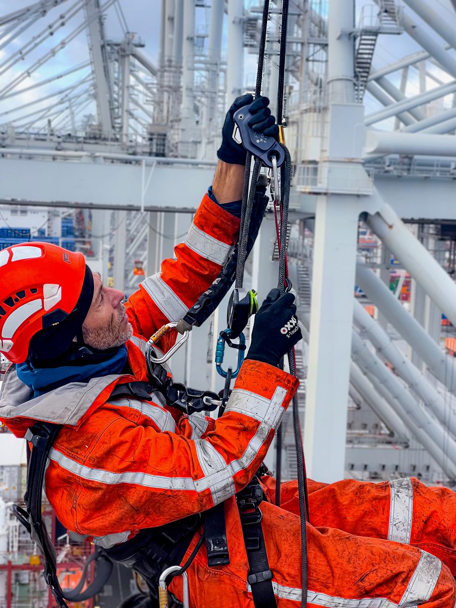 cmcpro_official's tweet photo. We recently asked Alex Buiter at the Rope Access Channel (@theropeaccesschannel) what he thought of the CAPTO after putting it through its paces on tough jobs with greasy ropes and cold winter conditions. Read the full review here: https://t.co/CZaMYE3KqC
#cmcpro #cmcpro_official https://t.co/MfJRRUWc3G