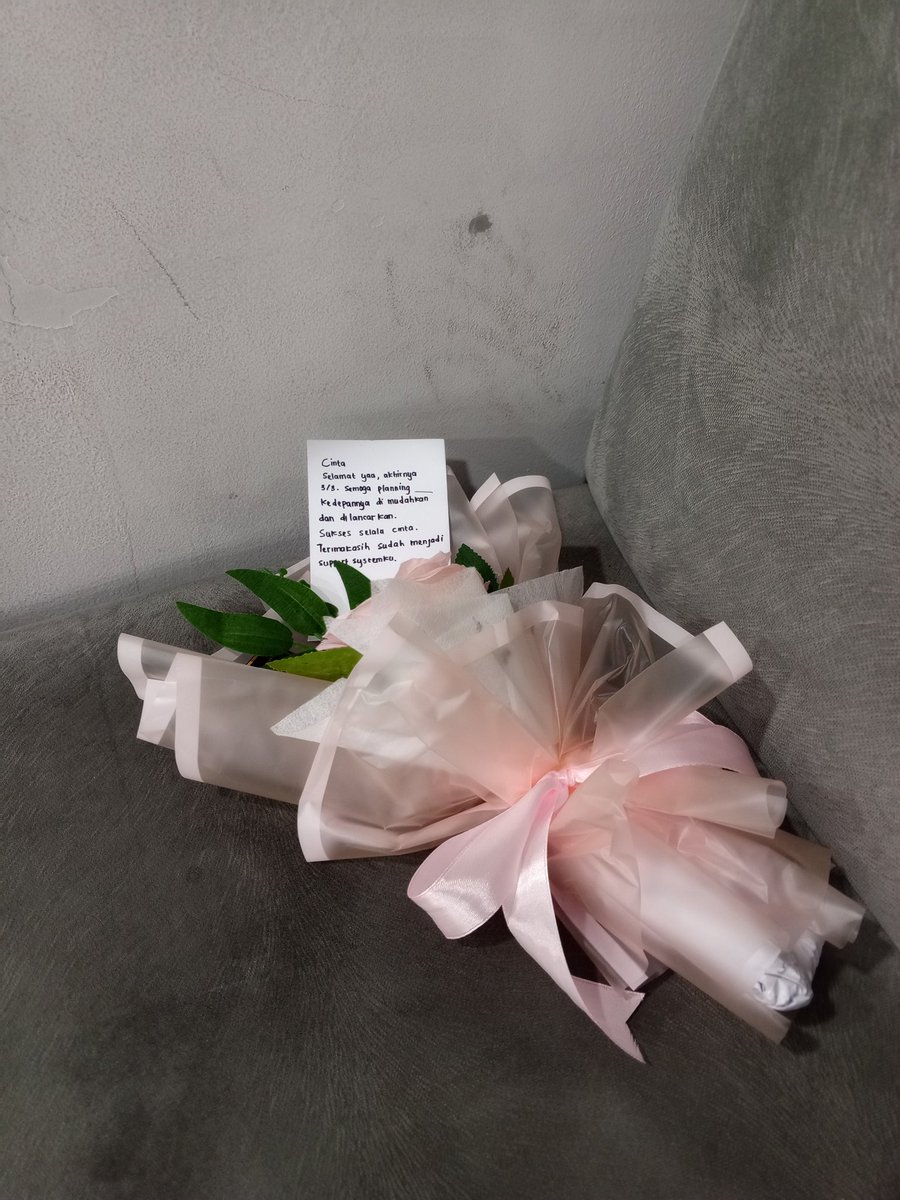teididaytida's tweet photo. @KAI121 Min, ini tertinggal di R. Tunggu Stasiun Kejaksan Cirebon. https://t.co/ji0cHCEKDX