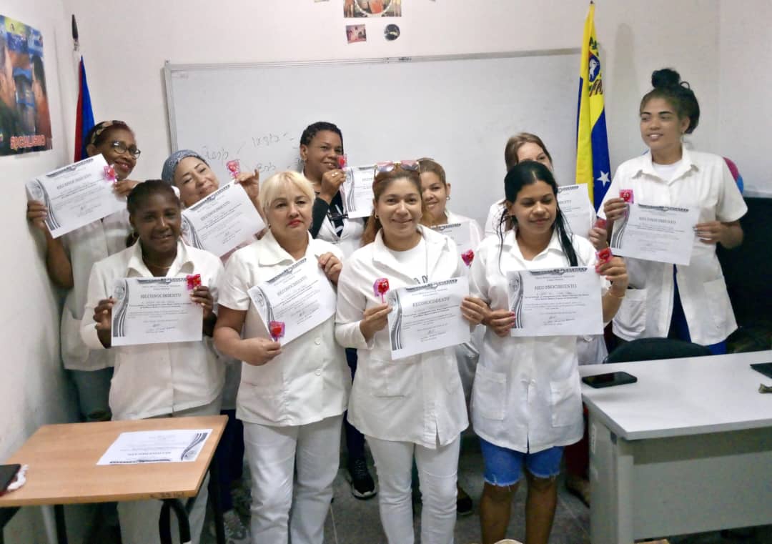 IsnagaLeonides's tweet photo. #mujeresguerreras
#CubaPorLaVida CDI:LA dolorita festejando el 8 de marzo desde nuestra trinchera https://t.co/OkLMevoQOn