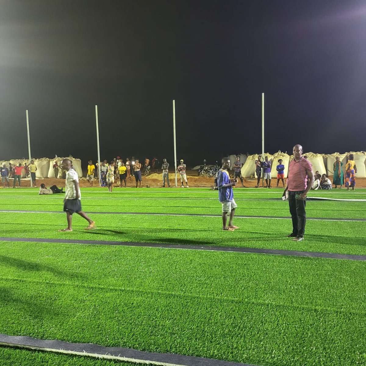 thomasdbrima's tweet photo. Exciting! The Port Loko stadium construction is nearing completion, with the installation of floodlights successfully completed today. The lights were officially turned on, illuminating the stadium with brilliance. The future of ⚽️ in Sierra Leone is looking bright! 🏟️💡 https://t.co/CJzlP9dEk9